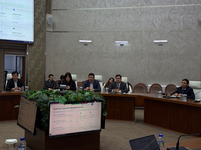 Dr. Reina Ichii and Adrian Jolliffe presenting policy recommendations